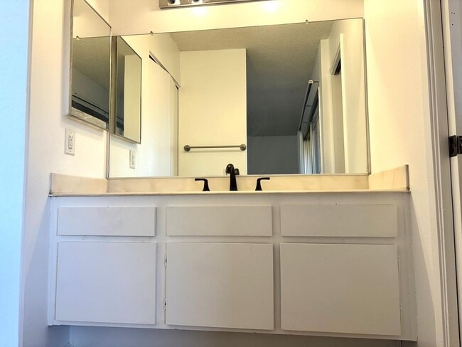 Building Photo - Available Now is a Condo style Townhouse i...