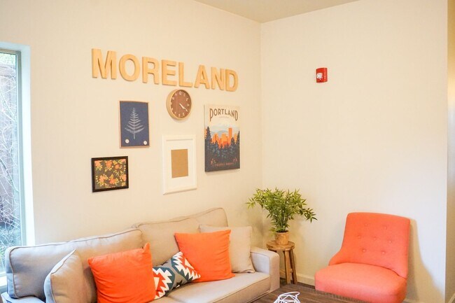Building Photo - $250 OFF! Top Floor 1 Bdr w/Modern Amenities in SE + Pet Friendly!