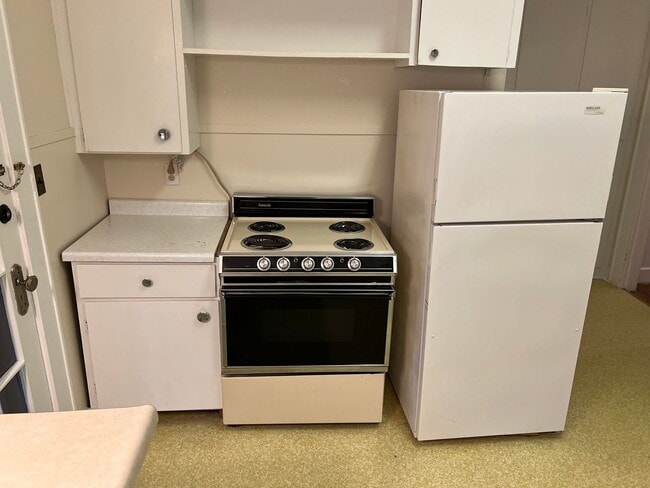 Building Photo - 2 Bedroom Unit in the the old Beta Theta Pi Fraternity House near UofO Campus