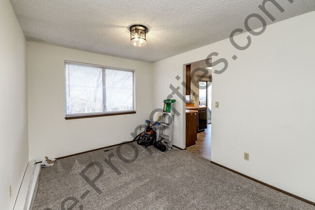 Building Photo - 4 bedroom 2.5 bathroom Home