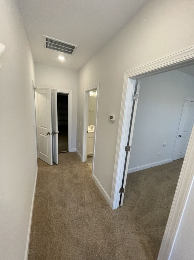 Building Photo - 3 Bd 3.5 Ba end unit townhouse