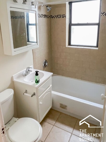 Building Photo - 514 W Cornelia Ave