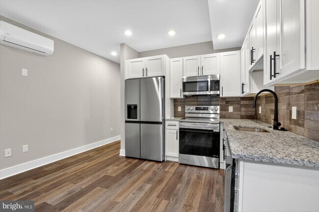 Building Photo - 1924 N Front St