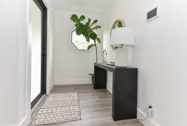 Building Photo - 700 SW 4th St