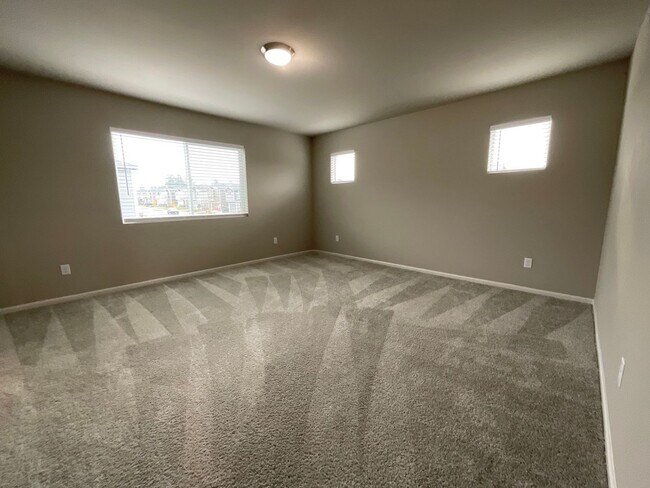 Building Photo - Beautiful 4 Bedroom, 2.5 Bath Home Availab...