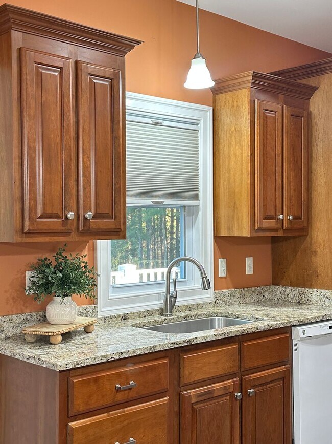 Building Photo - Lovely Custom Built Home with 2 Car Garage and Lots of Privacy