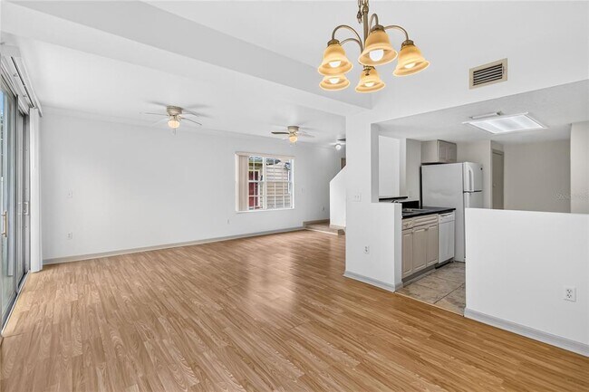 Building Photo - 2204 Fan Palm Dr