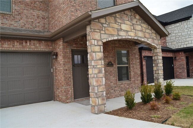 Building Photo - 1710 SW Riverstone Rd
