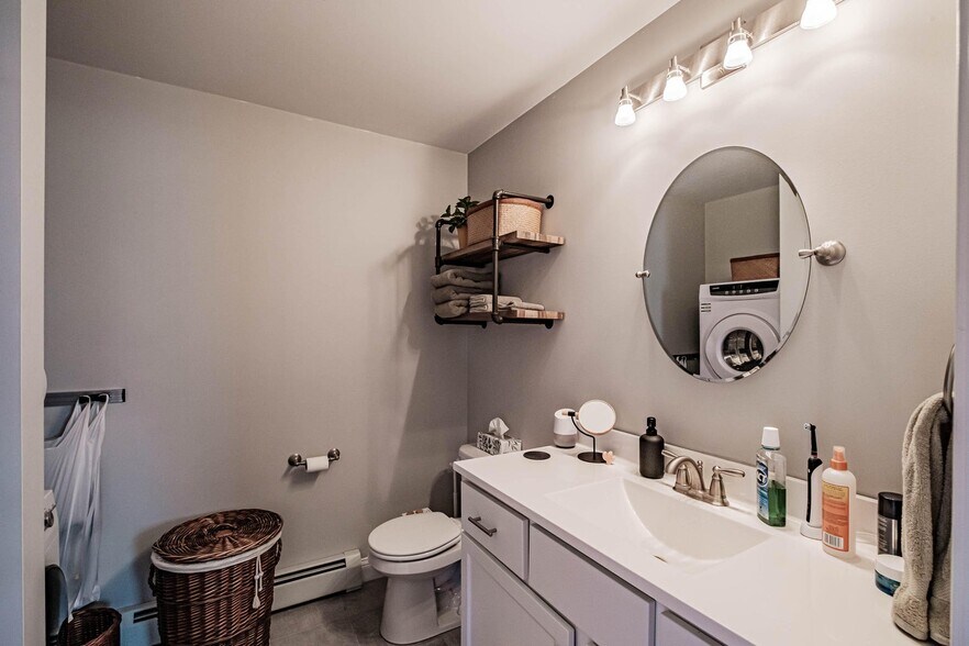 Full Bath - 9 Dartmouth Pl