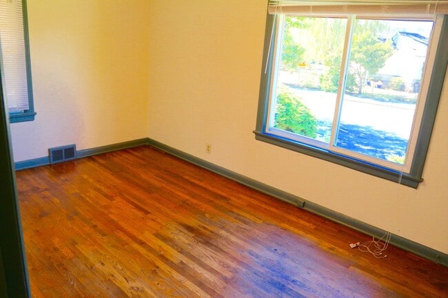 Building Photo - Cozy Seward Park Home with Large Yard!