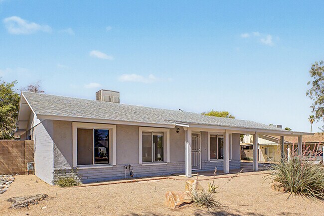 Building Photo - 2822 E Willow Ave
