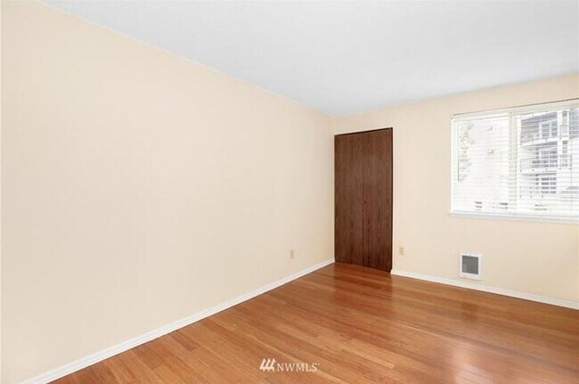 Building Photo - Location, Location, Location 3-bedroom Sammamish Bluffs Condo