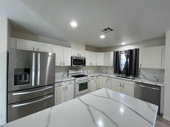 Building Photo - Welcome to your next home in Desert Hot Springs a beautifully maintained and recently renovated 3...