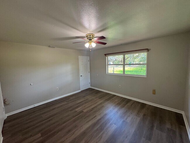 Building Photo - No HOA. Oversized 3/2 Home. NEW PHOTOS COMING SOON