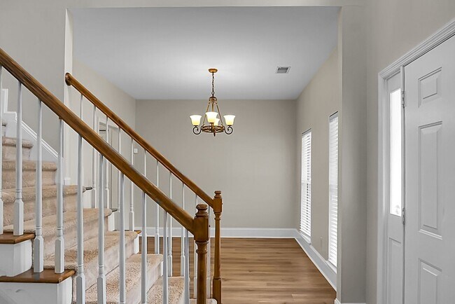Building Photo - Gorgeous, 2 story, 4 BR, 2.5 BA Home with Fenced Yard near Magnolia Gardens