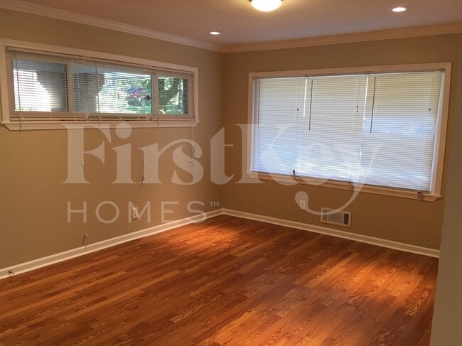 Building Photo - 3393 Woods Dr