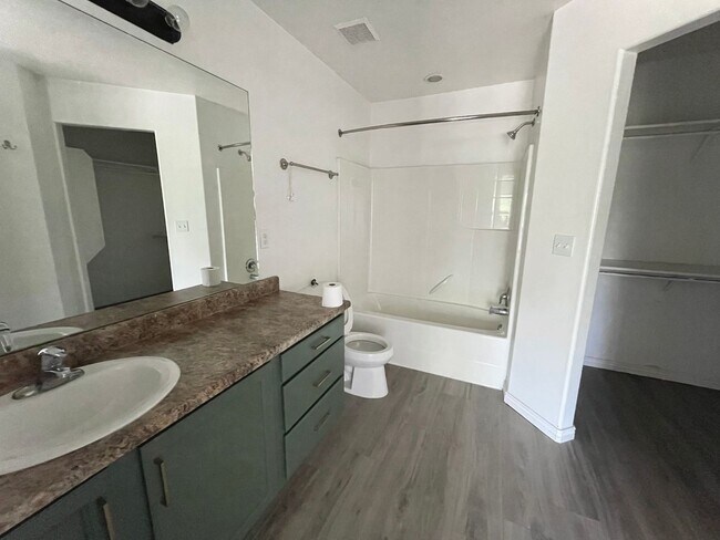 Building Photo - 4 bed 3 bath Townhome