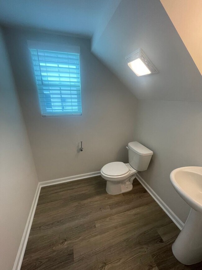 Building Photo - 3 BR Home in River Oaks!