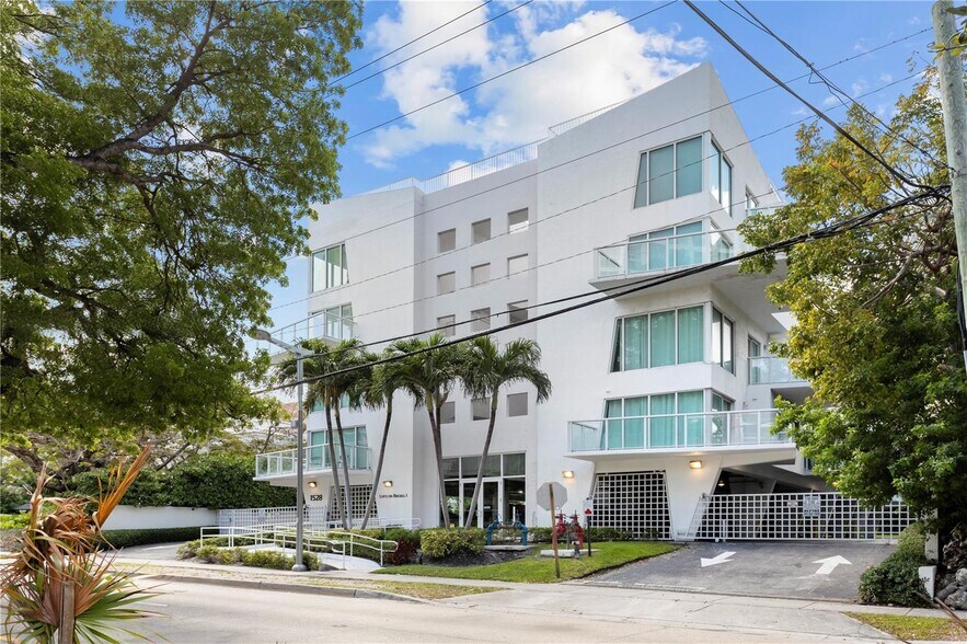 Building Photo - 1528 Brickell Ave