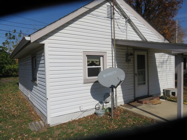 Primary Photo - 108 1/2 E School St