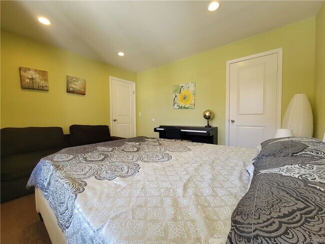 Building Photo - 909 Santa Fe Ave