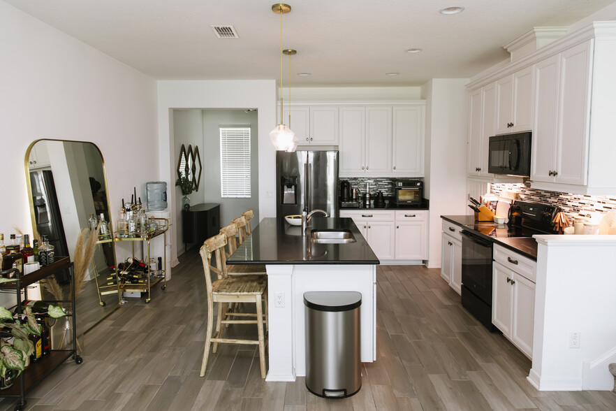 Kitchen facing entry - 2471 Golden Pasture Cir