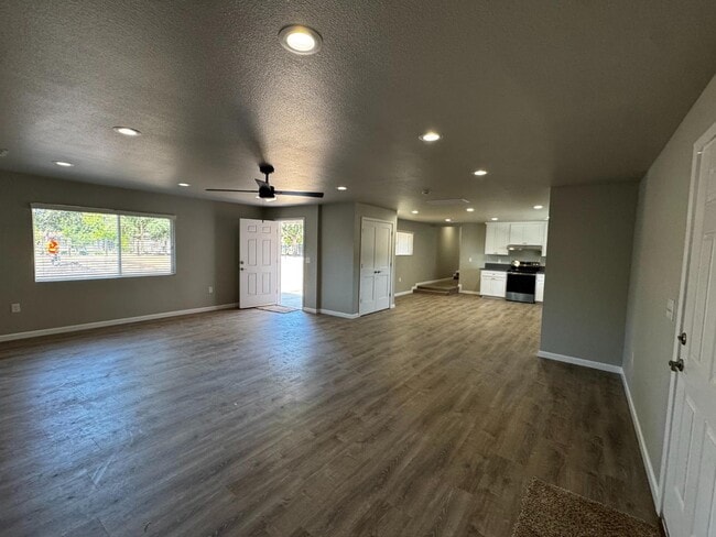 Building Photo - 4832 N Fruit Ave