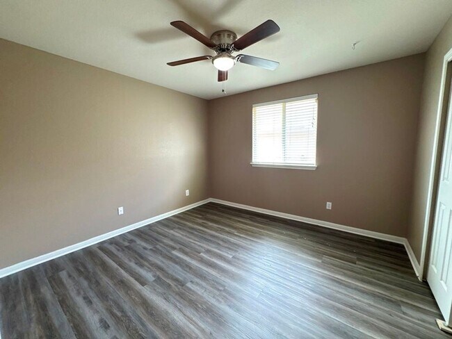 Building Photo - 3 Bed/ 2 Bath Home Available in Villages of Berry Creek!