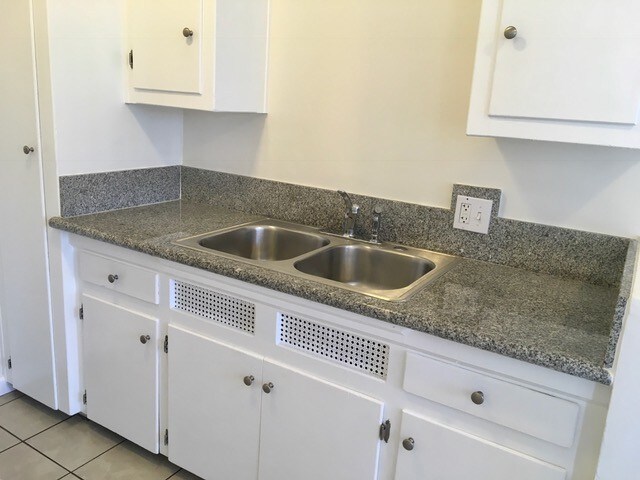 Primary Photo - 2211 S Genesee Ave