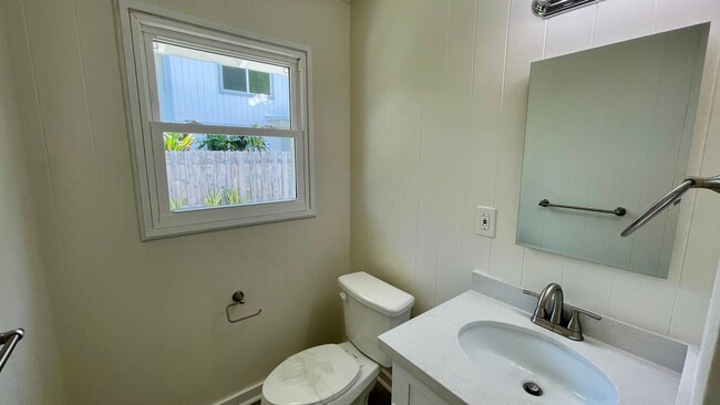 Building Photo - Charming Home in Manoa (3/1.5/2) Available...