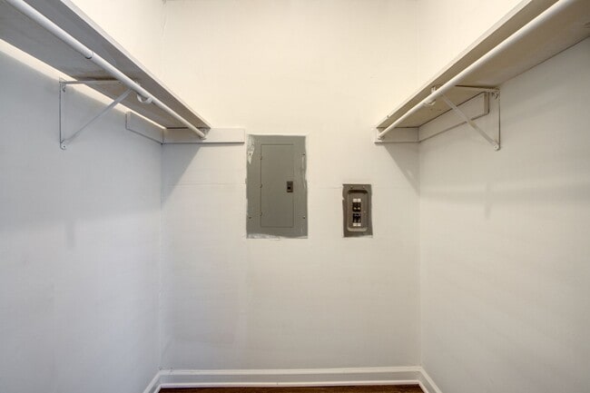 Building Photo - 5635 Crievewood Dr