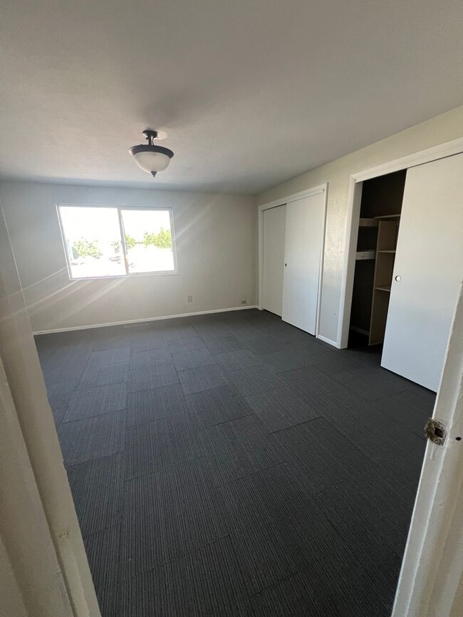 Building Photo - Newly Remodeled Duplex with 2 Large Fenced...