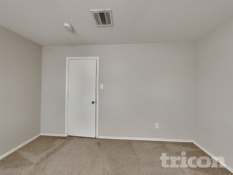 Building Photo - 2910 Candleside Dr