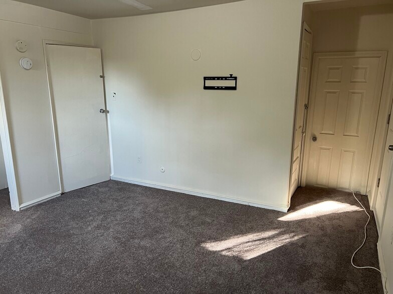 Building Photo - 208 Gulph Ln