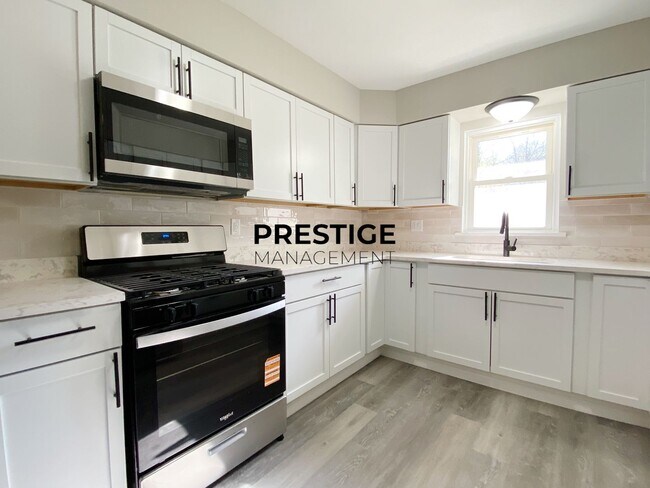 Building Photo - Large 3 Bedroom Home In Gary