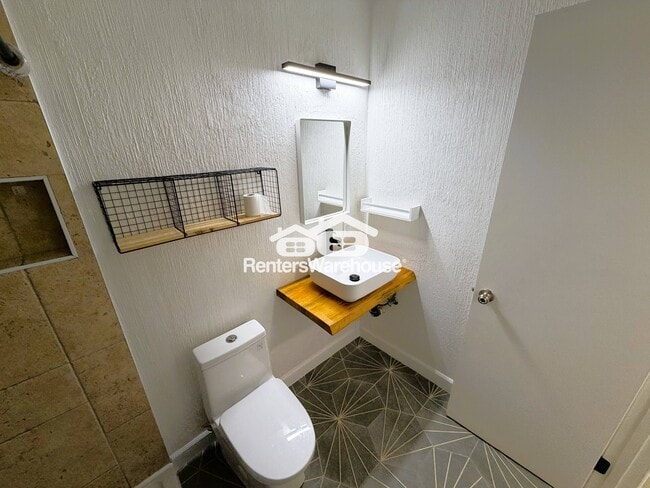 Building Photo - 6020 Carmen Blvd