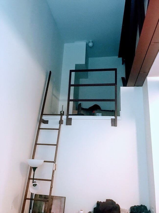 Building Photo - 2041 W North Ave