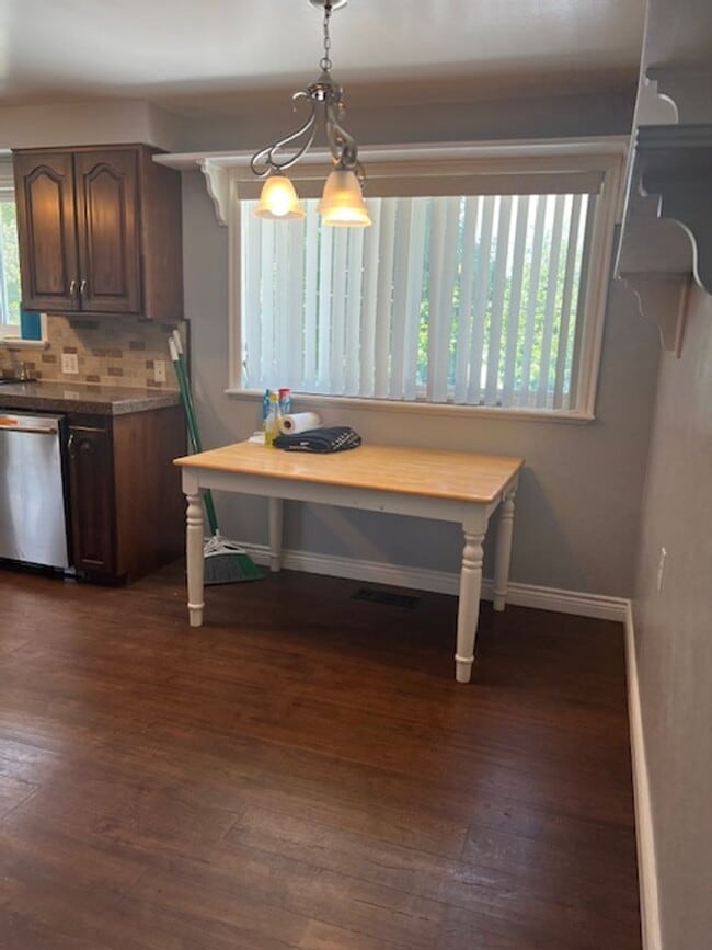 Building Photo - Kaysville 4 Bedroom, 2.5 Baths, big 2 car ...