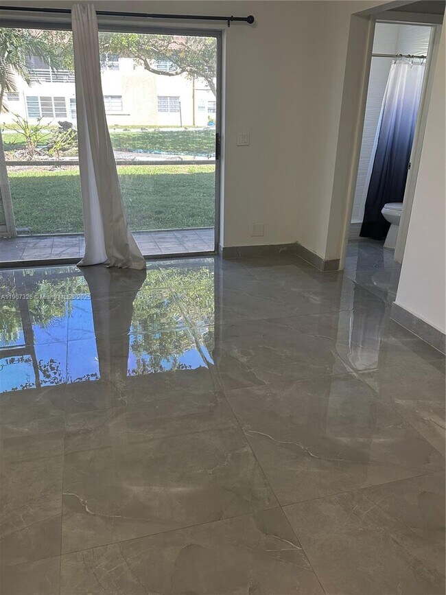 Building Photo - 5140 SW 40th Ave