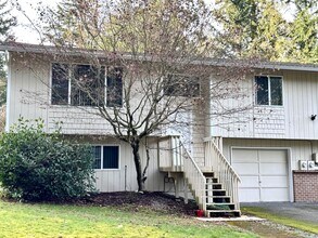 Building Photo - Silverdale - Chico Way neighborhood 3 bedroom duplex now available