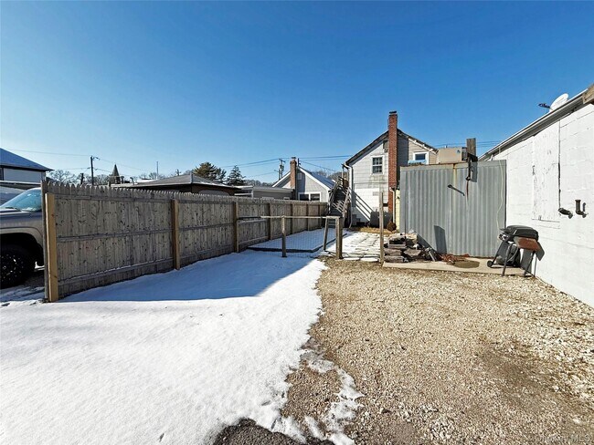 Building Photo - 495 Montauk Hwy