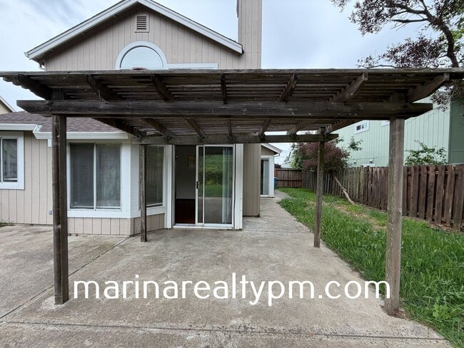 Building Photo - Glen Cove Beauty 3 bed 2.5  bath 2 Story home in established neighborhood