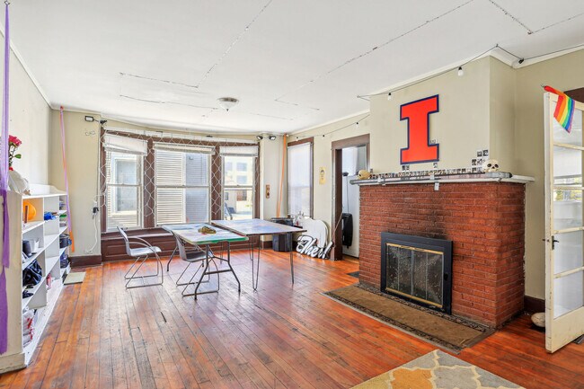 Building Photo - 806 W Oregon St