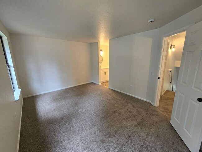 Building Photo - 2Bd/1.5Ba Kenmore Duplex