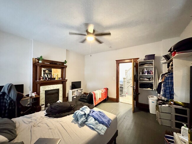 Building Photo - Spacious 4 bed/2 bath on Victor Mins. from...