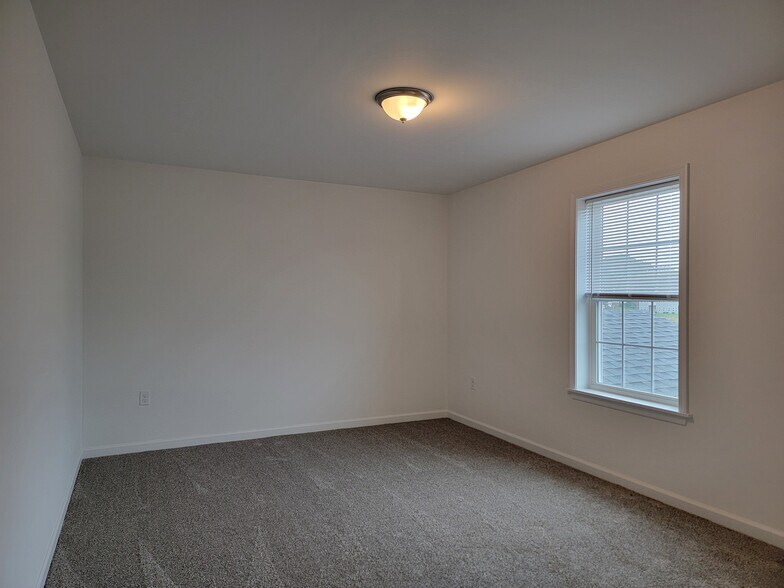 Building Photo - 144 Robert Cir