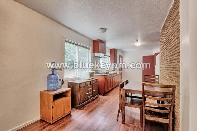 Building Photo - 5 Bedrooms, 2.5 Bathrooms Home in Oregon City