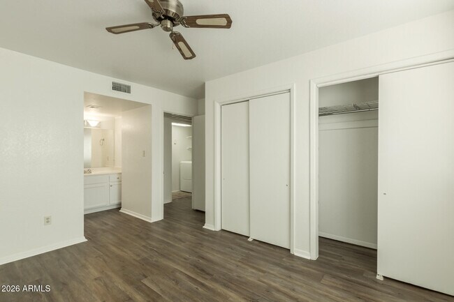 Building Photo - 1446 E Grovers Ave