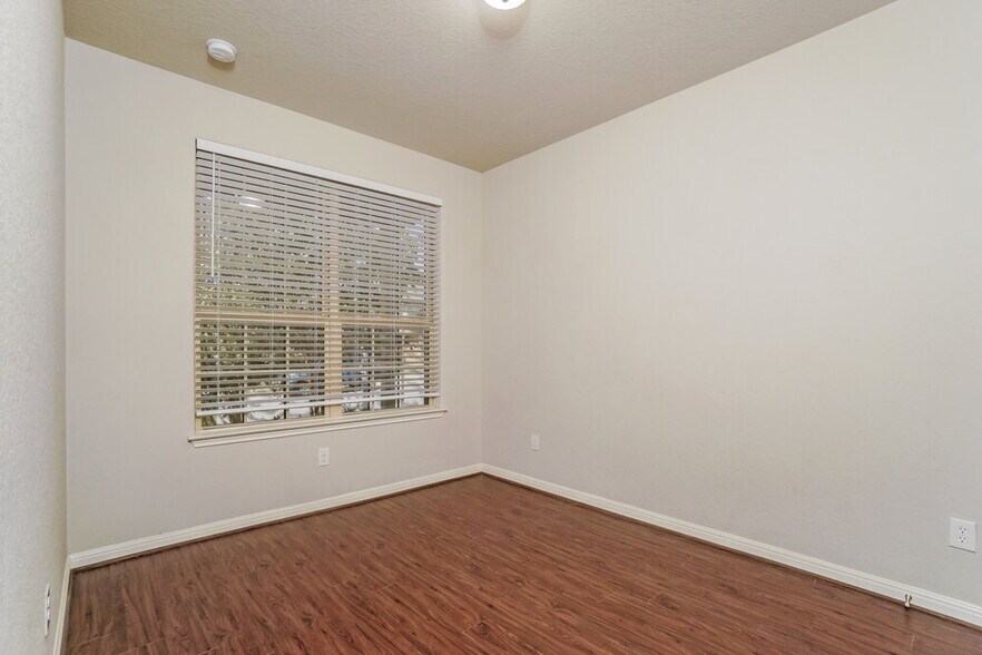 Building Photo - 3504 Silver Set