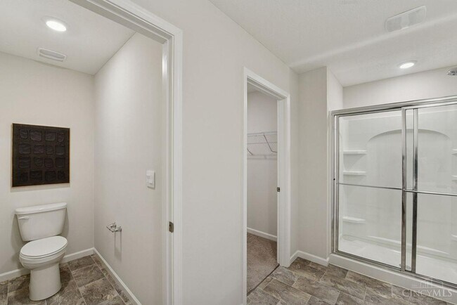 Building Photo - 5001 Lakeview Dr